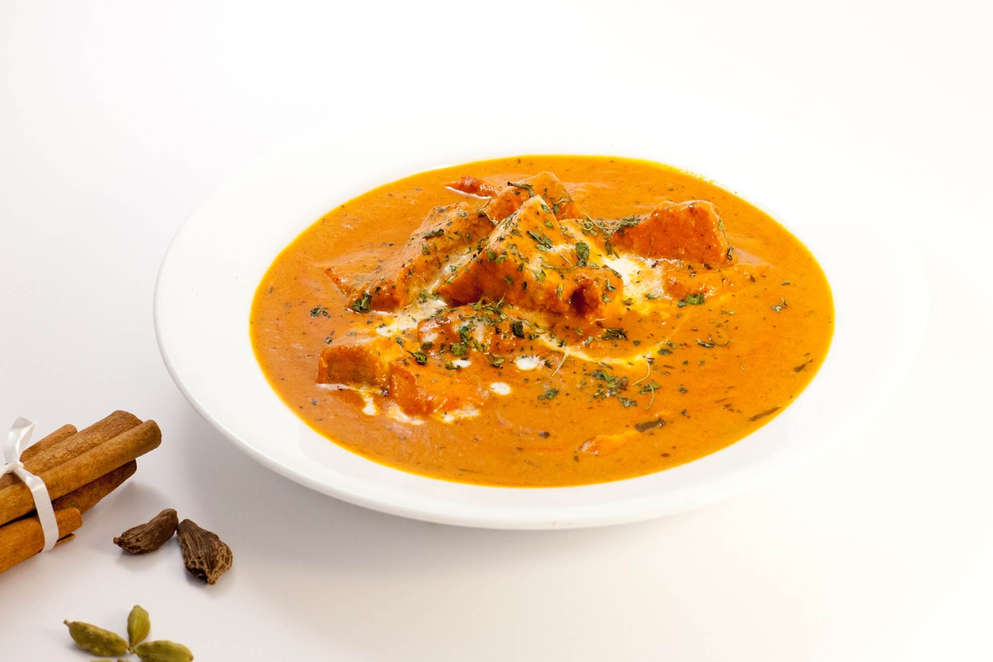 Карри орел. Баттер Чикен. Карри с говядиной и тыквой. Butter Chicken Masala. Суп карри на белом фоне.